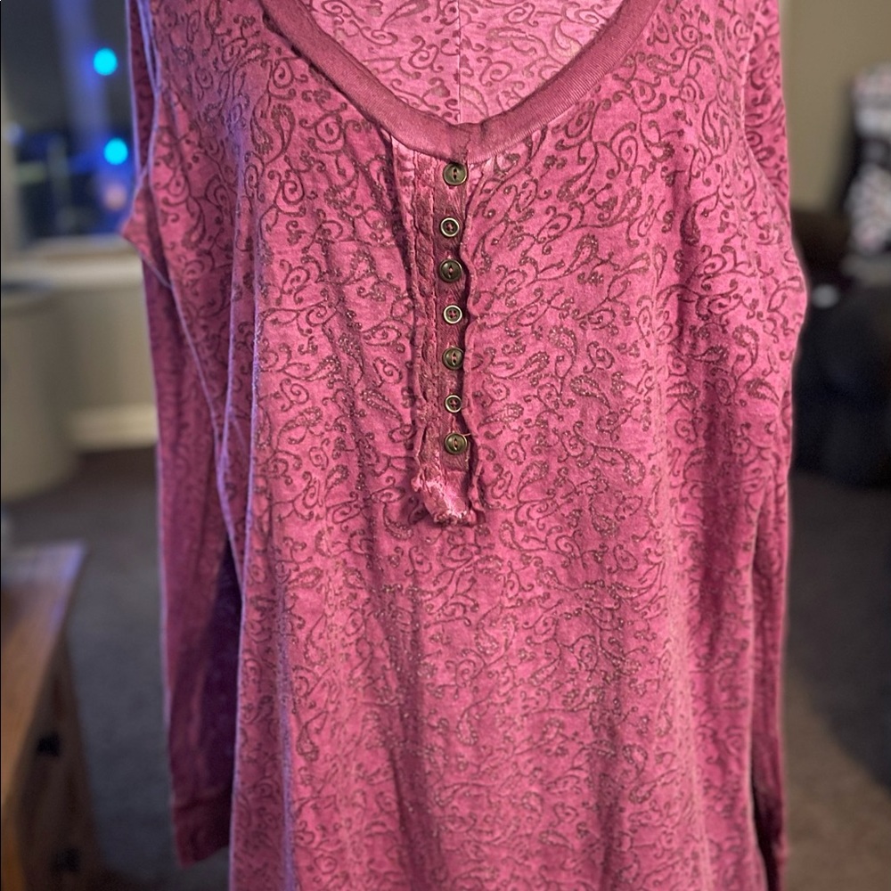 Looser fitting maroon burnout top - C1019
